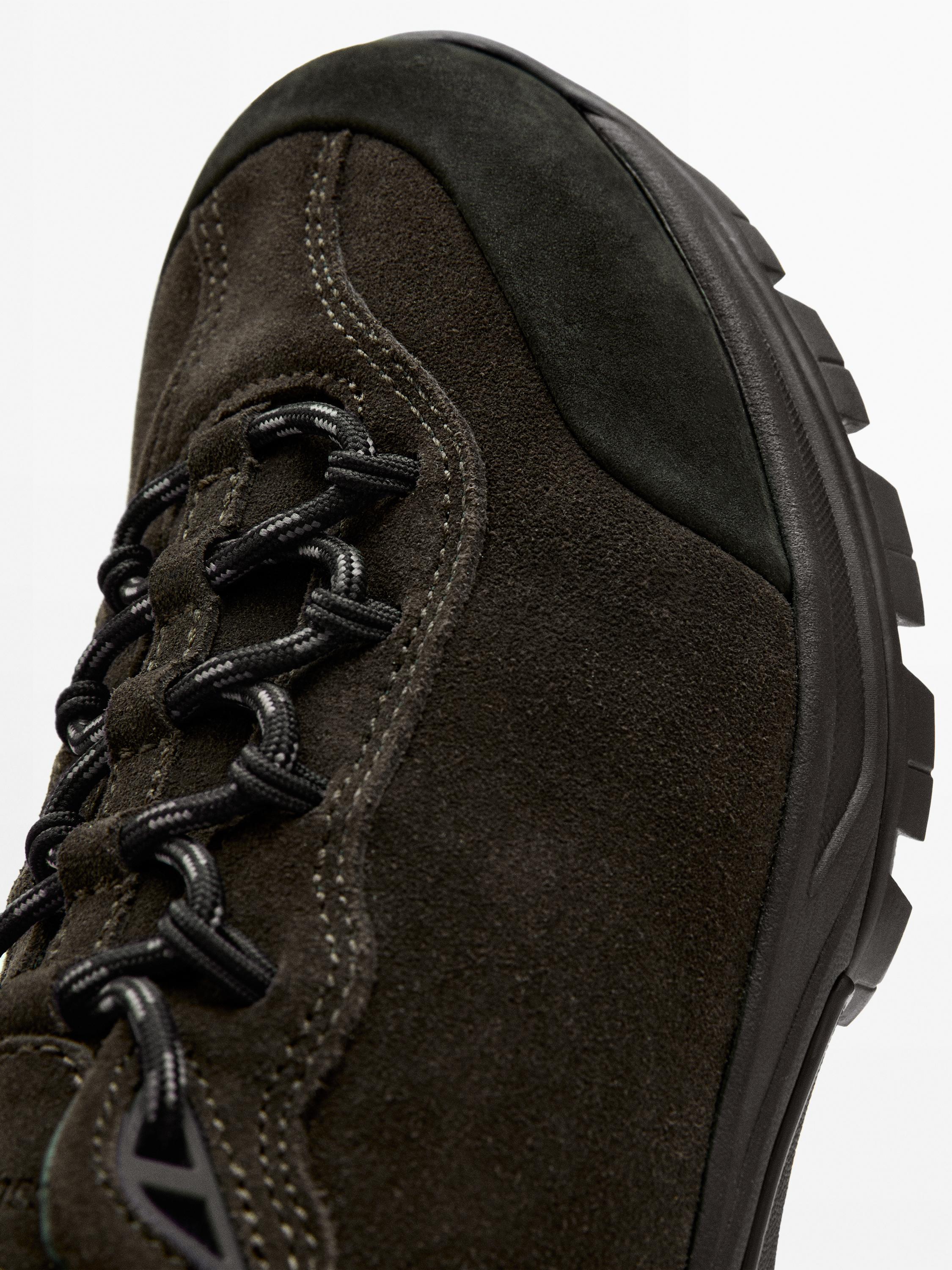 Sneakers techniques en cuir avec empiècements